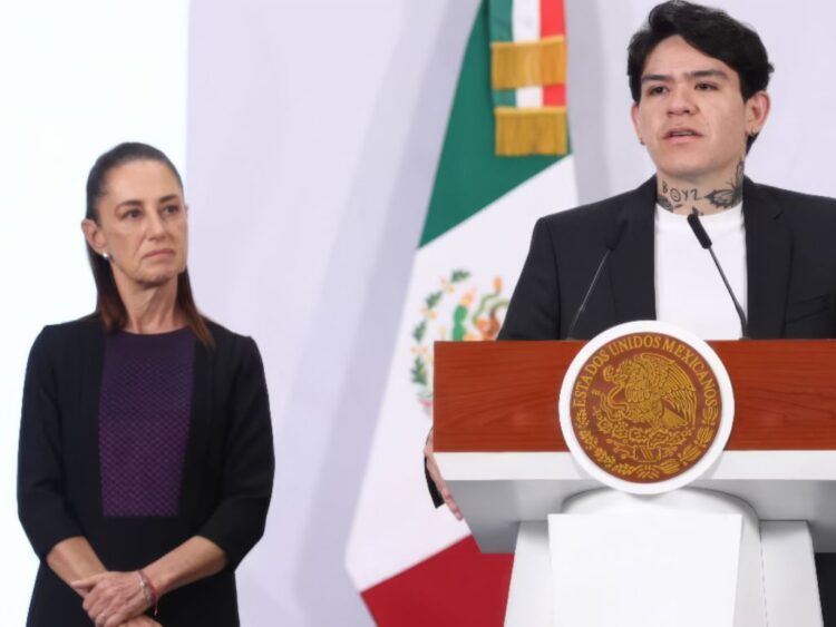 Junior H aparece durante la conferencia de México Canta 2026 junto a Claudia Sheinbaum, mientras habla sobre el impacto de la música en las nuevas generaciones.