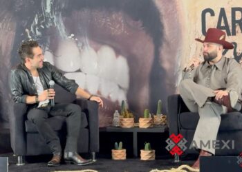 Carin León conversa con Omar Chaparro durante la presentación de su álbum Muda, en un encuentro con medios.