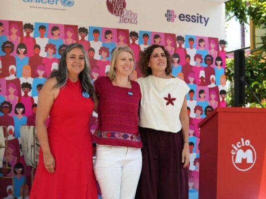 Asistentes participan en actividades del Festival Ciclo M en Parque Aztlán, donde especialistas y organizaciones impulsan la educación sobre salud menstrual y menstruación digna.