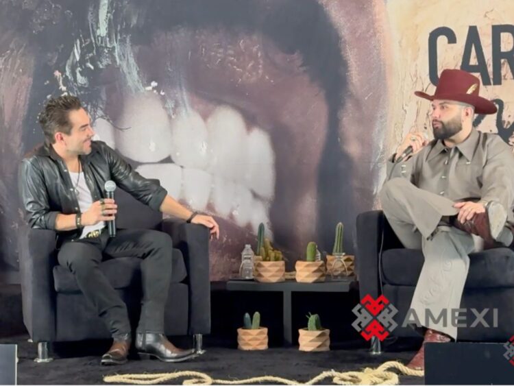 Carin León conversa con Omar Chaparro durante la presentación de su álbum Muda, en un encuentro con medios.