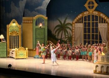 Bailarines interpretan una escena de Peter Pan sobre el escenario del Auditorio Nacional, rodeados de escenografía fantástica y efectos visuales inspirados en Nunca Jamás.