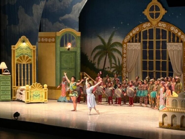 Bailarines interpretan una escena de Peter Pan sobre el escenario del Auditorio Nacional, rodeados de escenografía fantástica y efectos visuales inspirados en Nunca Jamás.