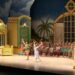Bailarines interpretan una escena de Peter Pan sobre el escenario del Auditorio Nacional, rodeados de escenografía fantástica y efectos visuales inspirados en Nunca Jamás.