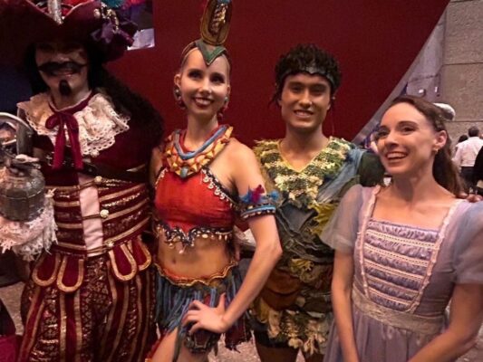 Bailarines interpretan una escena de Peter Pan sobre el escenario del Auditorio Nacional, rodeados de escenografía fantástica y efectos visuales inspirados en Nunca Jamás.