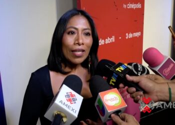 Yalitza Aparicio posa con nuevo look durante un evento y habla con medios sobre su carrera y redes sociales.