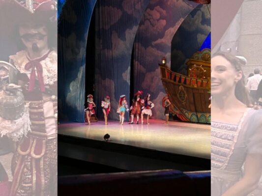 Bailarines interpretan una escena de Peter Pan sobre el escenario del Auditorio Nacional, rodeados de escenografía fantástica y efectos visuales inspirados en Nunca Jamás.