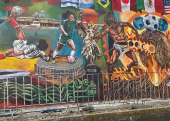 Artistas mexicanos trabajan en un mural monumental sobre la historia del futbol en avenida Centenario, en Gustavo A. Madero, Ciudad de México.