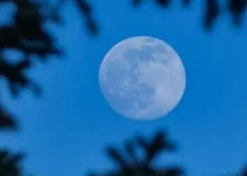 La Luna llena ilumina el cielo nocturno durante el fenómeno conocido como Luna Azul, visible a finales de mayo de 2026.