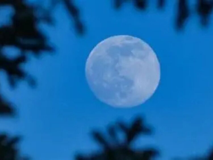 La Luna llena ilumina el cielo nocturno durante el fenómeno conocido como Luna Azul, visible a finales de mayo de 2026.
