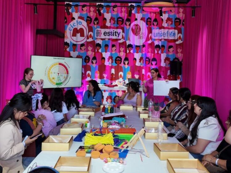 Asistentes participan en actividades del Festival Ciclo M en Parque Aztlán, donde especialistas y organizaciones impulsan la educación sobre salud menstrual y menstruación digna.