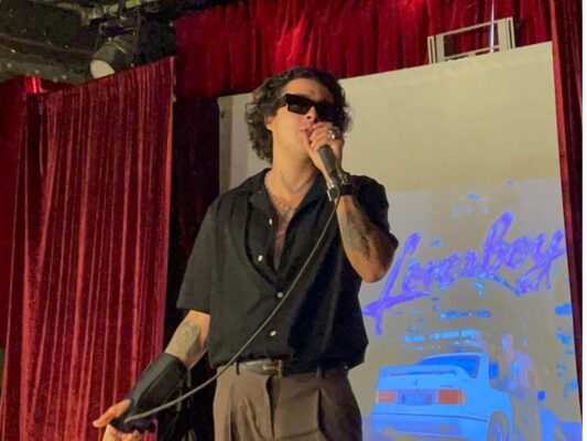 Mario Bautista en conferencia de prensa durante el lanzamiento de su álbum Loverboy, proyecto musical compuesto por siete canciones.