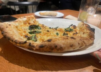 Pizza napolitana preparada en horno tradicional italiano dentro del restaurante Ardente en Ciudad de México.