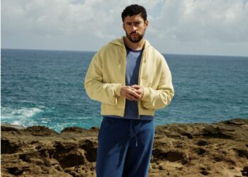 Bad Bunny posa con prendas de la colección BENITO ANTONIO, desarrollada en colaboración con Zara para lanzamiento global.