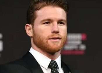 El boxeador mexicano Saúl “Canelo” Álvarez durante una sesión de entrenamiento físico mientras se prepara para enfrentar al francés Christian Mbilli por el título supermediano del CMB en Arabia Saudita.