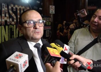 El actor y comediante Eduardo España durante un encuentro con medios, donde habló sobre experiencias de rechazo, discriminación y su trayectoria en teatro y televisión.