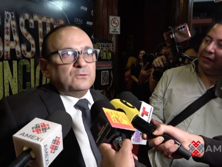 El actor y comediante Eduardo España durante un encuentro con medios, donde habló sobre experiencias de rechazo, discriminación y su trayectoria en teatro y televisión.