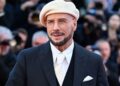 El actor estadounidense John Travolta posa durante el Festival de Cine de Cannes, donde presentó su primera película como director y recibió una Palma de Oro honorífica por su trayectoria.