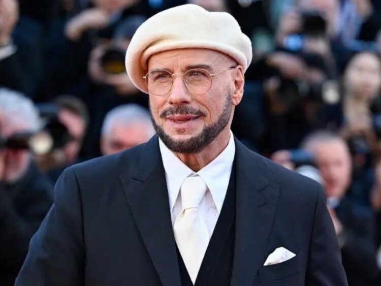 El actor estadounidense John Travolta posa durante el Festival de Cine de Cannes, donde presentó su primera película como director y recibió una Palma de Oro honorífica por su trayectoria.