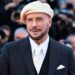 El actor estadounidense John Travolta posa durante el Festival de Cine de Cannes, donde presentó su primera película como director y recibió una Palma de Oro honorífica por su trayectoria.