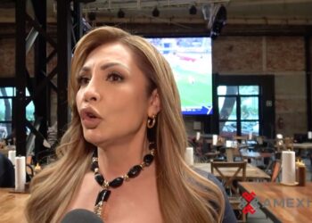 Paty Navidad posa sonriente durante las grabaciones de Los Hermanos Coraje, producción de José Alberto Castro, donde interpreta a Roxy, una mujer fuerte y decidida.