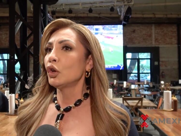 Paty Navidad posa sonriente durante las grabaciones de Los Hermanos Coraje, producción de José Alberto Castro, donde interpreta a Roxy, una mujer fuerte y decidida.