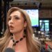 Paty Navidad posa sonriente durante las grabaciones de Los Hermanos Coraje, producción de José Alberto Castro, donde interpreta a Roxy, una mujer fuerte y decidida.