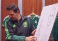Duilio Davino posa durante la presentación de la campaña “Aquí nadie pierde” de Folcress, enfocada en cuidado capilar y disciplina deportiva.