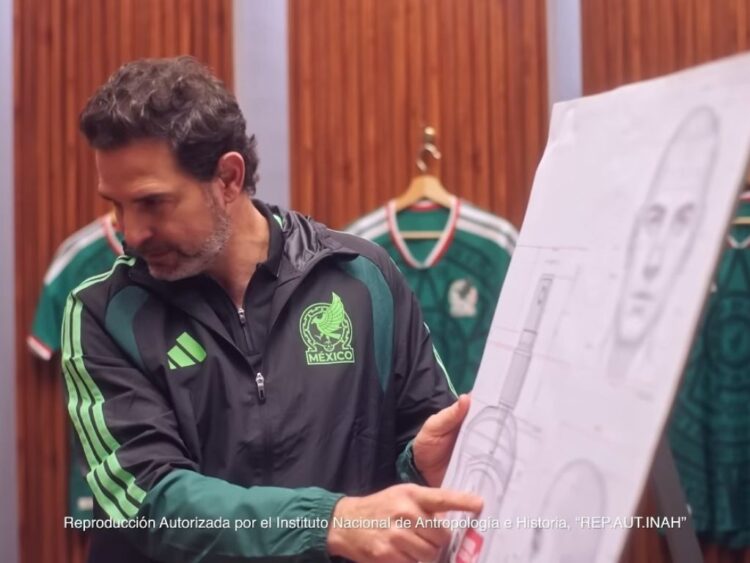 Duilio Davino posa durante la presentación de la campaña “Aquí nadie pierde” de Folcress, enfocada en cuidado capilar y disciplina deportiva.