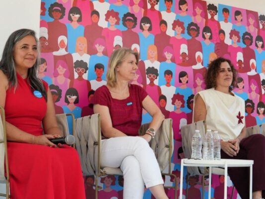 Asistentes participan en actividades del Festival Ciclo M en Parque Aztlán, donde especialistas y organizaciones impulsan la educación sobre salud menstrual y menstruación digna.