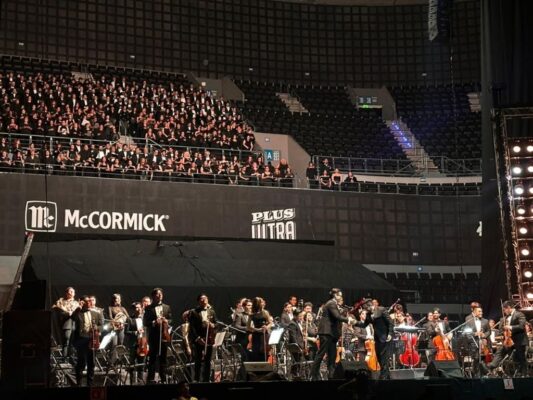 Armando Lemus interpreta éxitos de Juan Gabriel durante el concierto “El Divo: Homenaje Sinfónico Coral” en la Arena CDMX acompañado por una orquesta sinfónica.