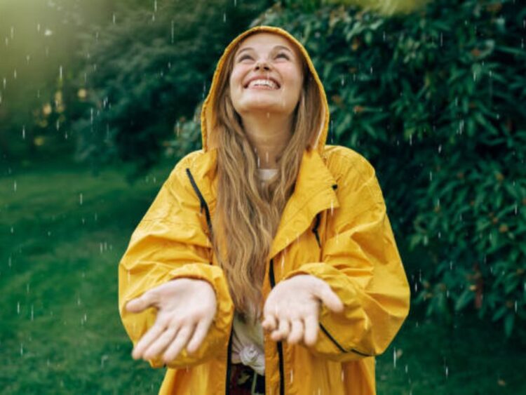 Una persona aplica crema hidratante en la piel después de la lluvia para prevenir resequedad e irritaciones causadas por la humedad.