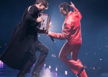 Silvestre Dangond canta junto a Juancho de la Espriella durante el cierre del Tour El Último Baile en el Estadio Nemesio Camacho El Campín de Bogotá ante miles de asistentes.
