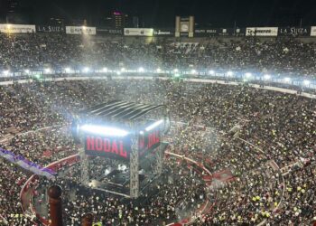 Christian Nodal canta en el escenario de la Plaza de Toros México ante una multitud de seguidores que corean sus principales éxitos durante el “Pa’l Cora Tour”.