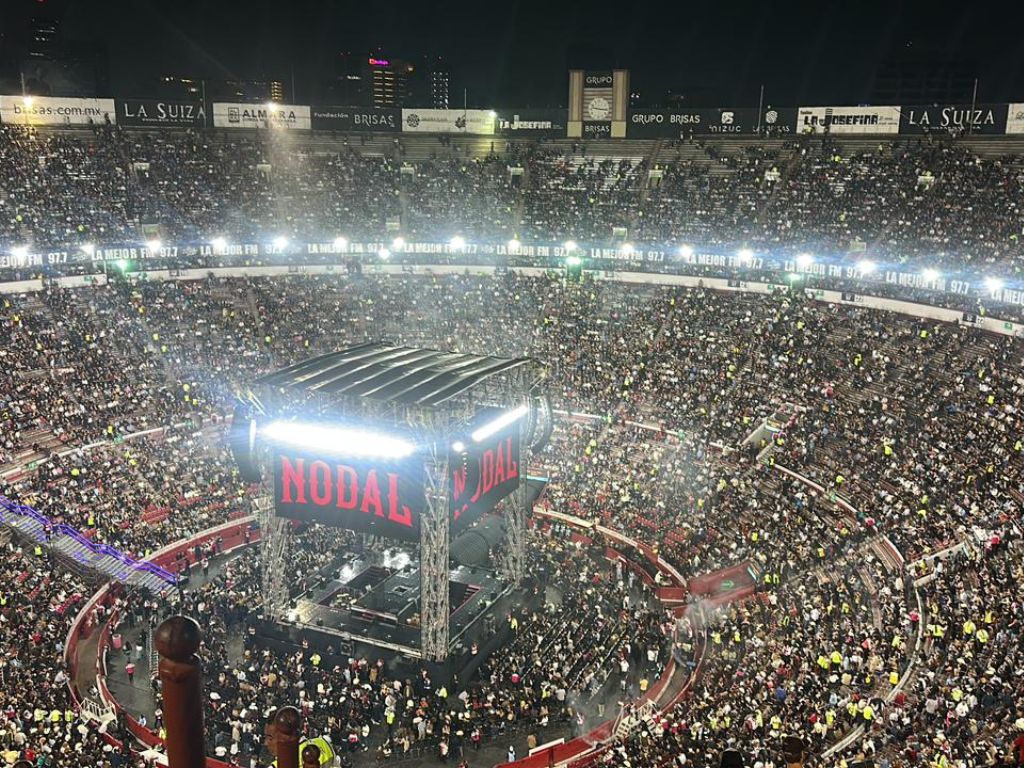 Christian Nodal canta en el escenario de la Plaza de Toros México ante una multitud de seguidores que corean sus principales éxitos durante el “Pa’l Cora Tour”.