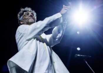 Fito Páez posa durante la promoción de su álbum Shine, producción que reúne 13 canciones con influencias de rock, soul y funk.