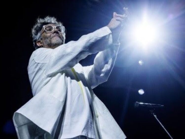 Fito Páez posa durante la promoción de su álbum Shine, producción que reúne 13 canciones con influencias de rock, soul y funk.
