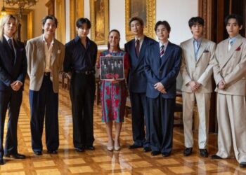 Los integrantes de BTS saludan a miles de fans desde uno de los balcones de Palacio Nacional durante su visita a la Ciudad de México.