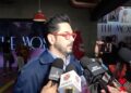 Pedro Ortiz de Pinedo durante el inicio de grabaciones de la serie “Cuando fui bonita”, acompañado por parte del elenco y equipo de producción.