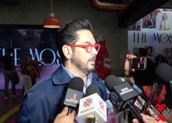 Pedro Ortiz de Pinedo durante el inicio de grabaciones de la serie “Cuando fui bonita”, acompañado por parte del elenco y equipo de producción.