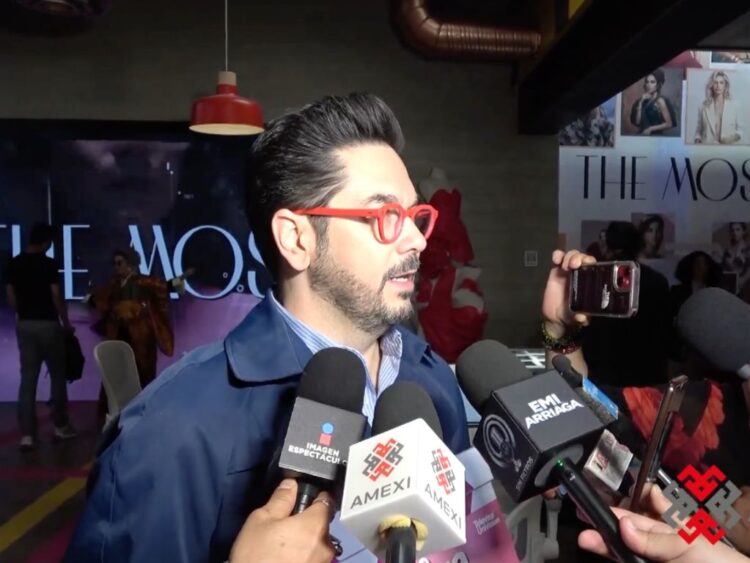 Pedro Ortiz de Pinedo durante el inicio de grabaciones de la serie “Cuando fui bonita”, acompañado por parte del elenco y equipo de producción.