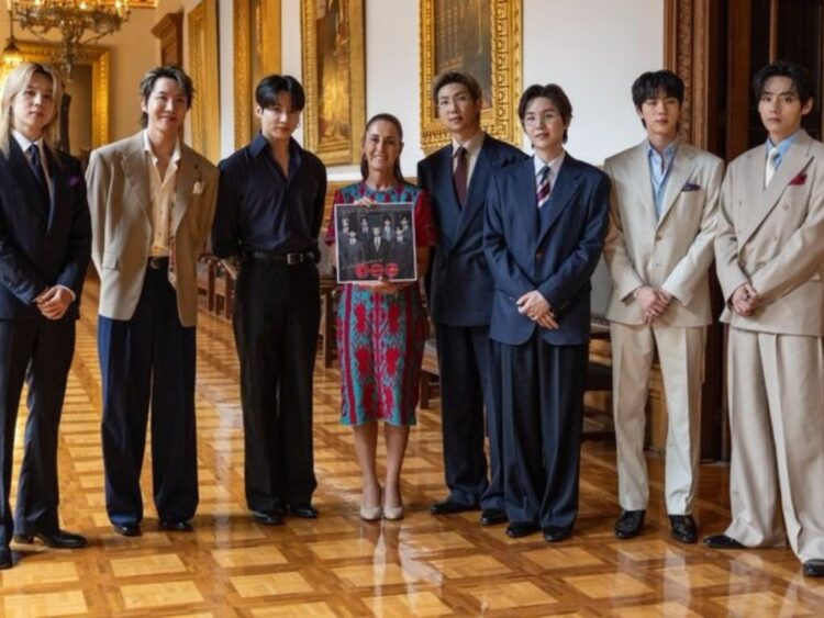 Los integrantes de BTS saludan a miles de fans desde uno de los balcones de Palacio Nacional durante su visita a la Ciudad de México.