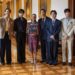 Los integrantes de BTS saludan a miles de fans desde uno de los balcones de Palacio Nacional durante su visita a la Ciudad de México.