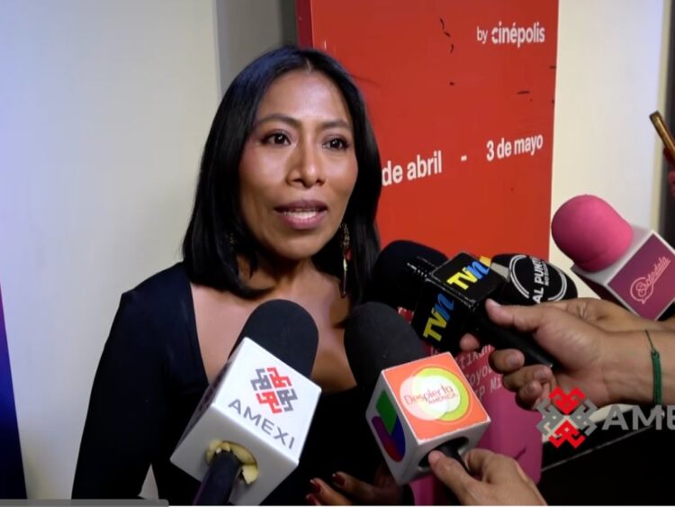 Yalitza Aparicio posa con nuevo look durante un evento y habla con medios sobre su carrera y redes sociales.