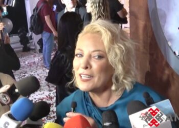 Andrea Noli conversa con medios de comunicación durante un evento, donde habló sobre la relación de su hija Valentina con Jorge Salinas y el acercamiento familiar entre padre e hija.