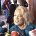 Andrea Noli conversa con medios de comunicación durante un evento, donde habló sobre la relación de su hija Valentina con Jorge Salinas y el acercamiento familiar entre padre e hija.