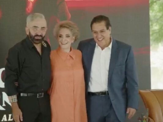 La familia Fernández presentó “Tributo a Rey con Banda”, un álbum con duetos entre Vicente Fernández y figuras actuales del regional mexicano.
