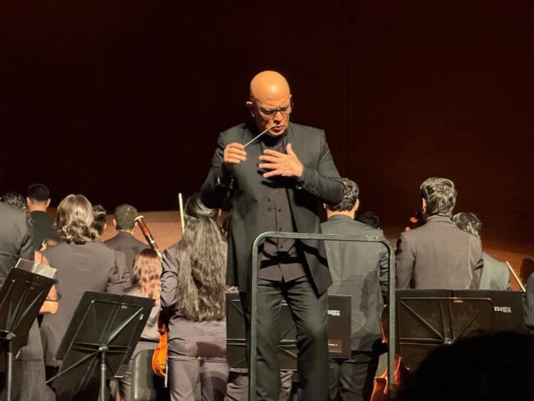 El director Eddie Mora encabeza a la Orquesta Escuela Carlos Chávez en un concierto gratuito con Tchaikovsky y Ginastera en el Cenart. | AMEXI/FOTO: IG @eddiemoracostarica