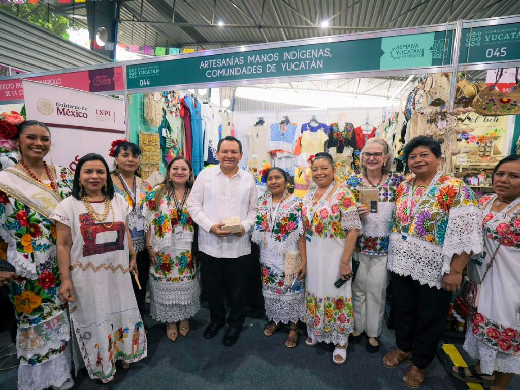 El gobernador Joaquín Díaz Mena en el acto de inauguración de la Semana de Yucatán en México.