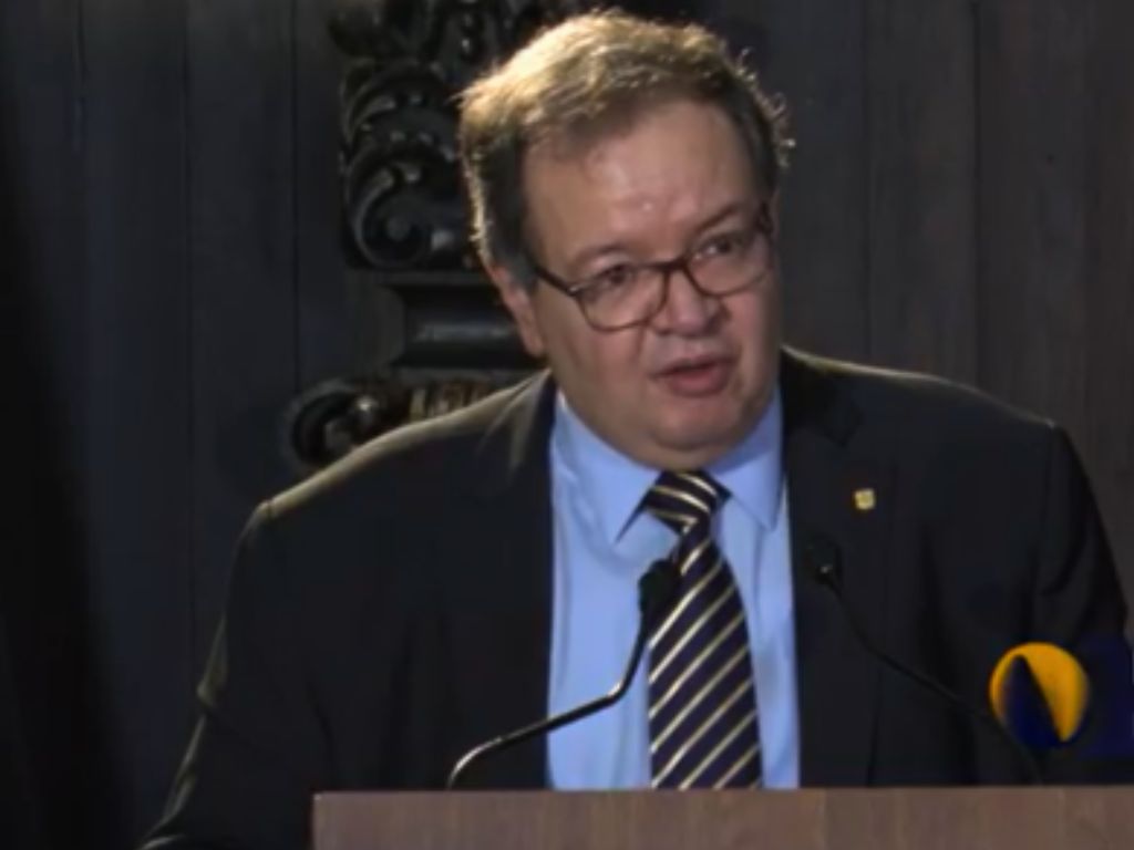 Leonardo Lomelí Vanegas destacó que la UNAM cumple su labor de formar economistas para el sector público.