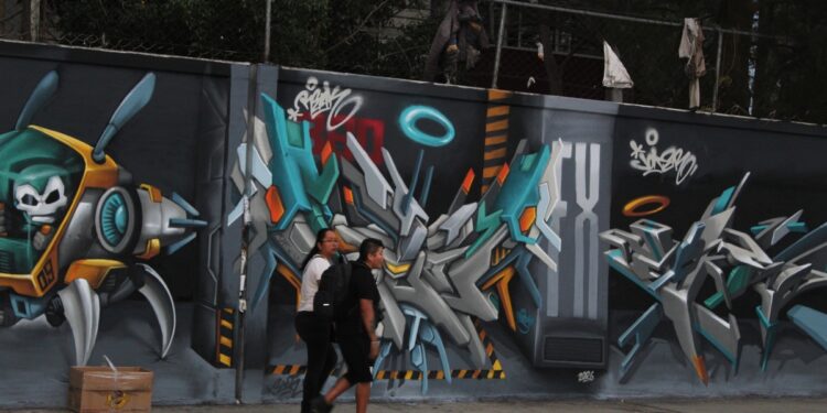 Arte urbano pinta de realidad y fantasía las calles de Nezahualcóyotl, Edomex